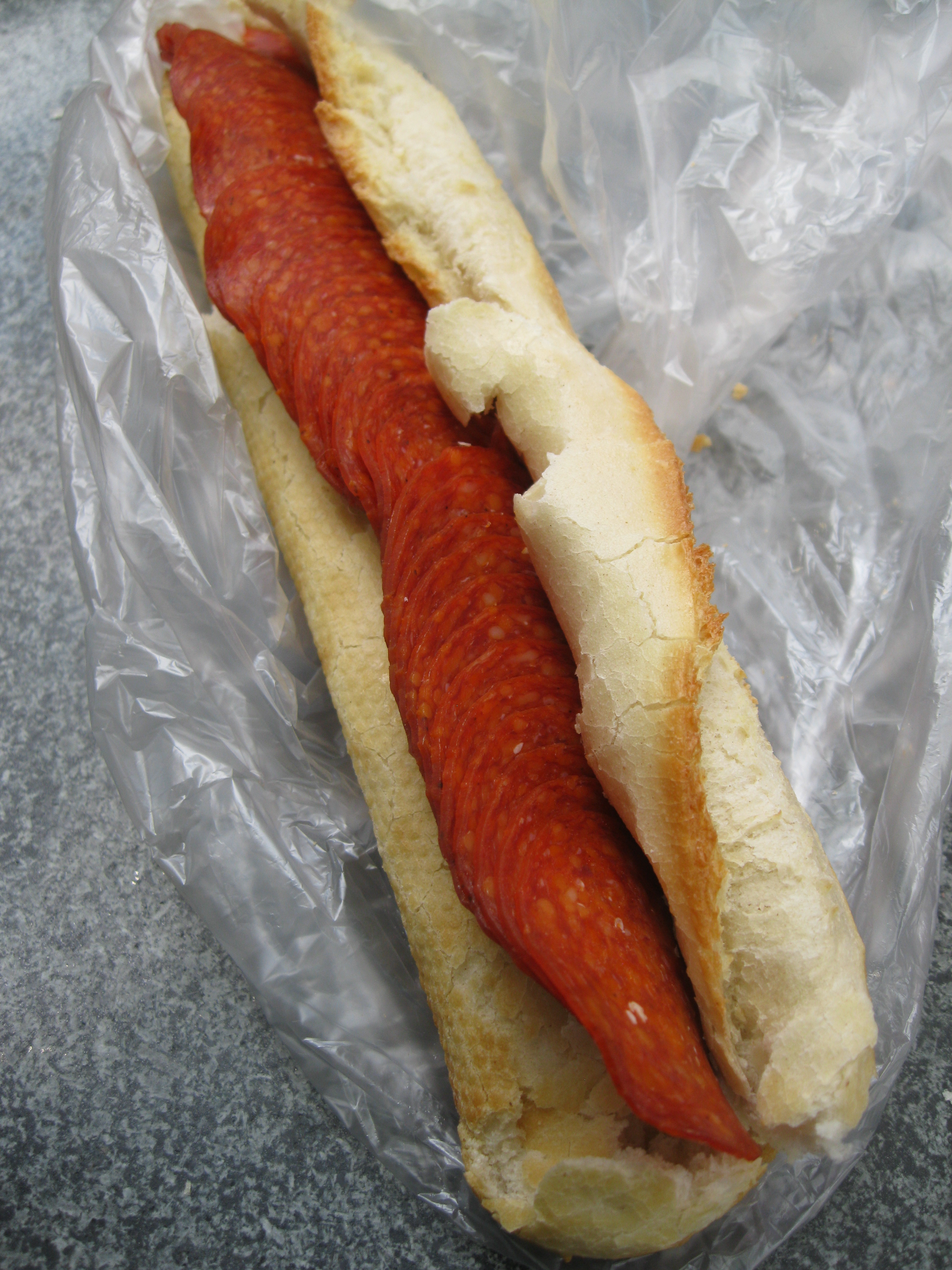 make sandwiches on the fly while traveling to save cash