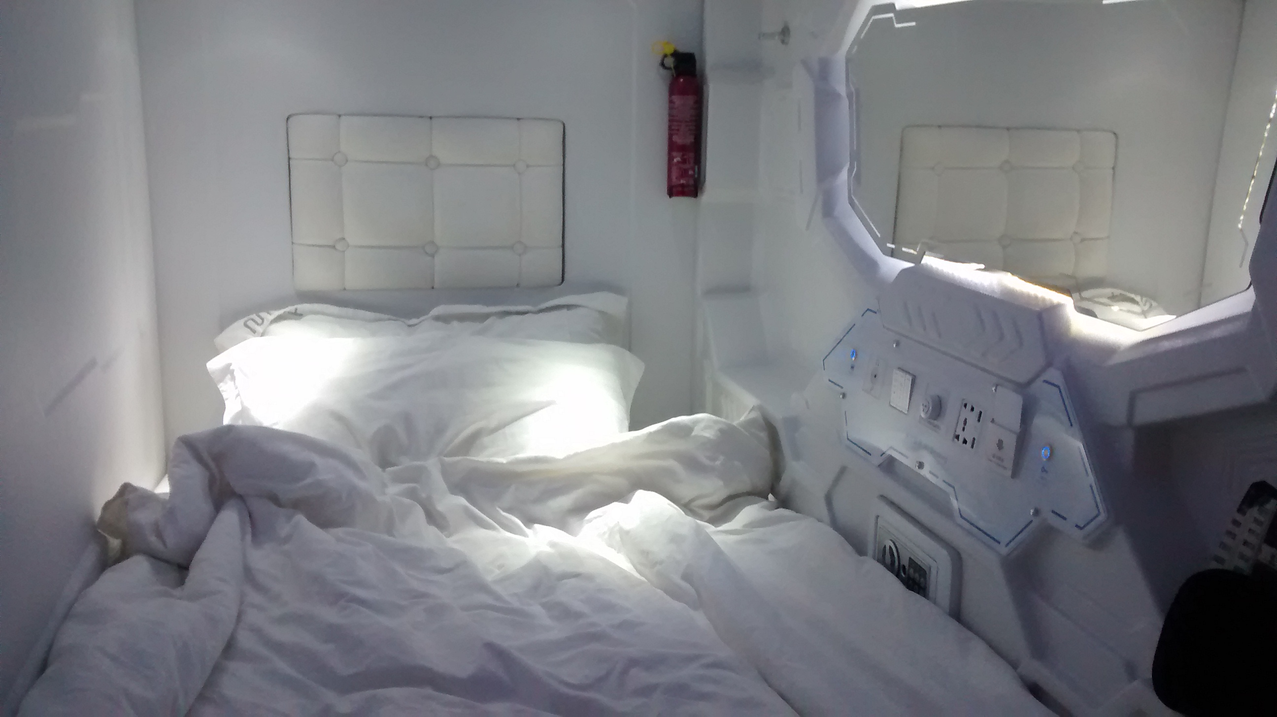 cheap lodging tip for Singapore: pod hotels